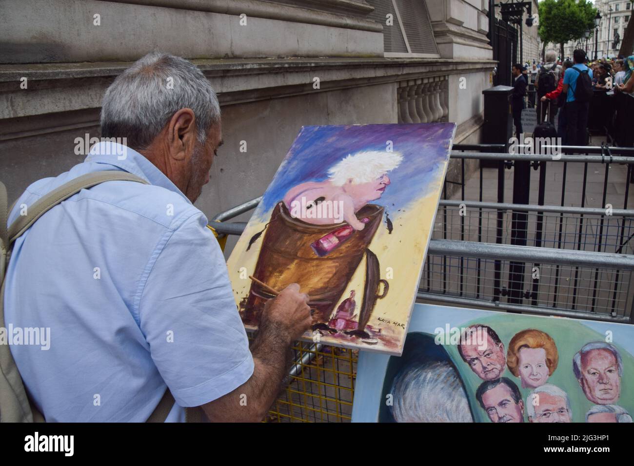 Londra, Regno Unito. 7th luglio 2022. L'artista politico Kaya Mar dipinge quello che probabilmente sarà il suo ultimo dipinto di Boris Johnson fuori Downing Street, mentre Johnson annuncia le sue dimissioni. Credit: Vuk Valcic/Alamy Live News Foto Stock
