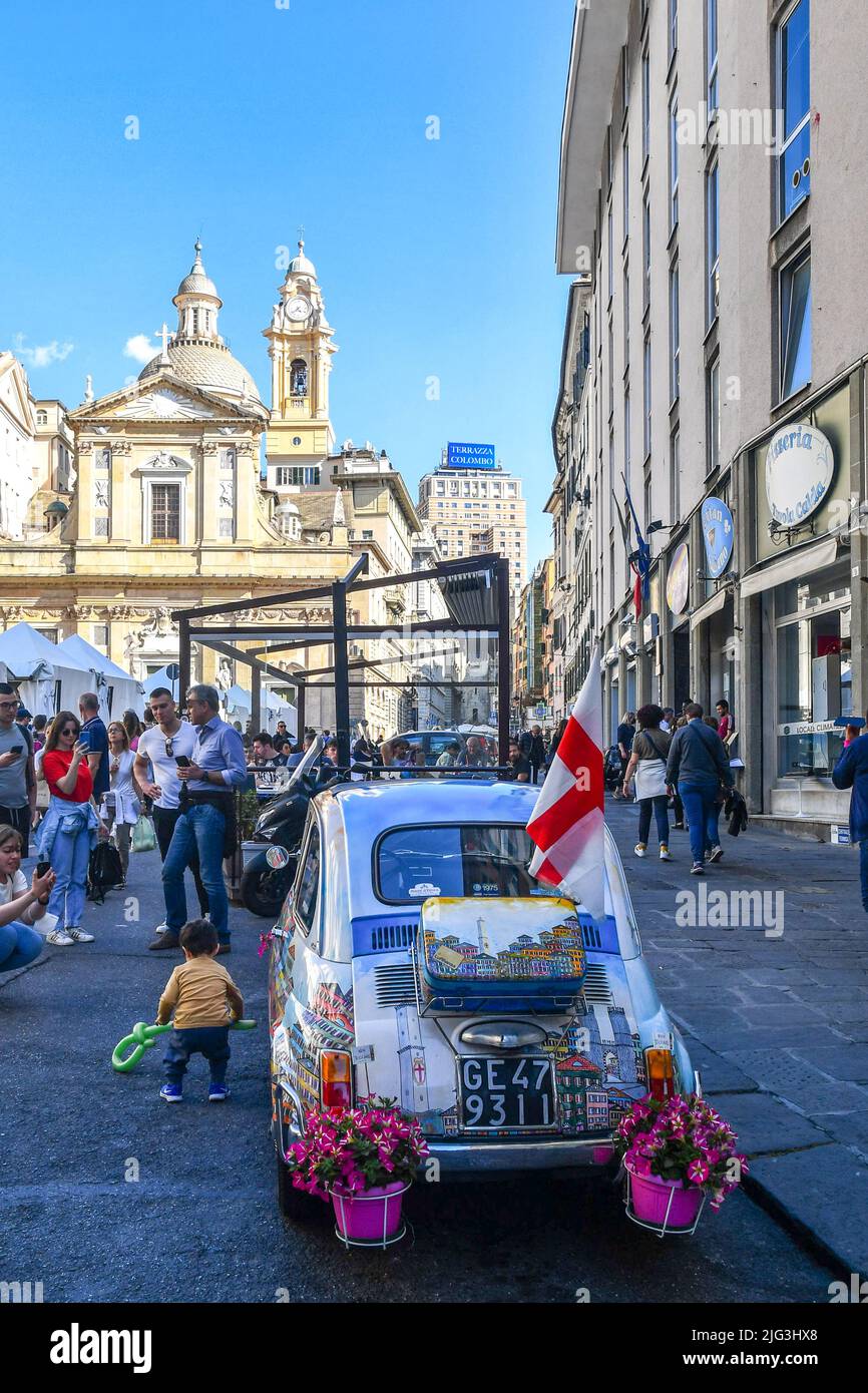 Un'auto d'epoca Fiat 500 dipinta con immagini della città e parcheggiata in piazza Matteotti, con turisti, Genova, Liguria, Italia Foto Stock