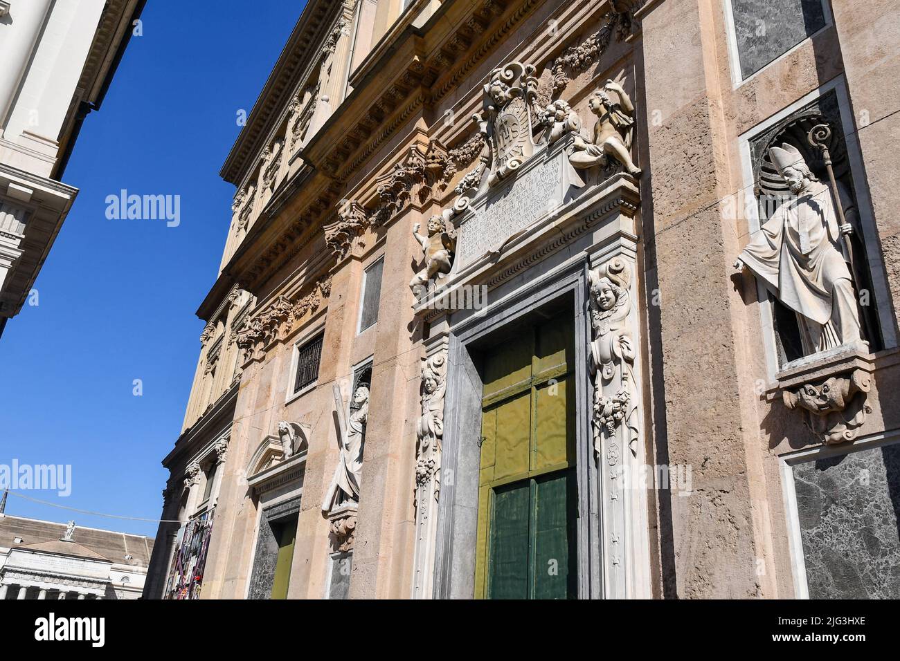 Vista a basso angolo della Chiesa di Gesù (Chiesa del Gesù, 16th sec.) con sullo sfondo il Teatro Carlo Felice, Genova, Liguria, Italia Foto Stock