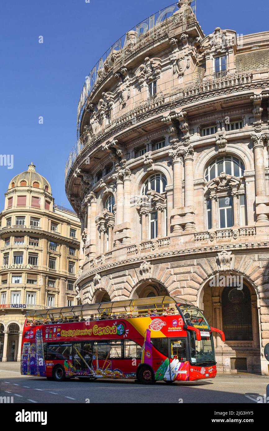 Un autobus turistico che passa di fronte al Palazzo della Borsa in Piazza De Ferrari, centro di Genova, Liguria, Italia Foto Stock
