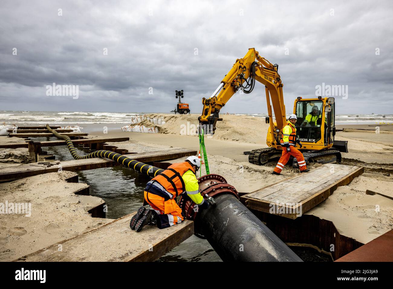 2022-07-07 13:59:14 WIJK AAN ZEE - i dipendenti Tennet stanno scavando trincee per cavi marini che trasportano elettricità da parchi eolici. Nei prossimi anni, il Mare del Nord diventerà ancora più una centrale elettrica di quanto non lo sia oggi. ANP JEFFREY GROENEWEG olanda OUT - belgio OUT Foto Stock