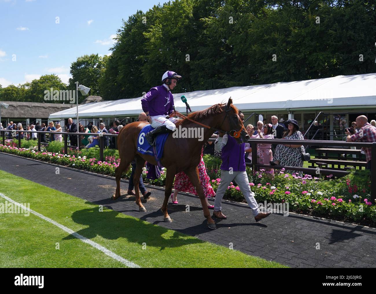 Rossa Ryan celebra la vittoria dei Close Brothers luglio Stakes in sella alla forza persiana nella giornata delle Signore del Meet e Chandon Festival di luglio a Newmarket racecourse, Suffolk. Data foto: Giovedì 7 luglio 2022. Foto Stock