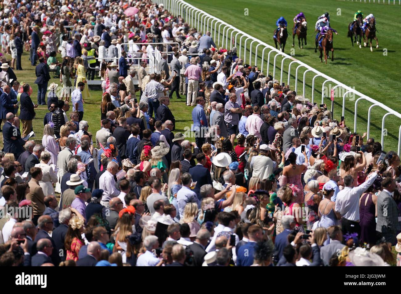 Gli spettatori guardano la forza persiana cavalcata da Rossa Ryan (a destra) sulla strada per vincere la Close Brothers July Stakes nella giornata delle Signore del Moet e Chandon Festival di luglio a Newmarket racecourse, Suffolk. Data foto: Giovedì 7 luglio 2022. Foto Stock