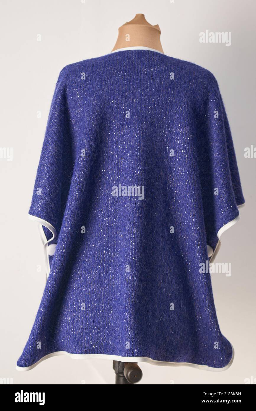 Vista posteriore del pocho blu in lana. Abbigliamento formale da donna. Foto Stock