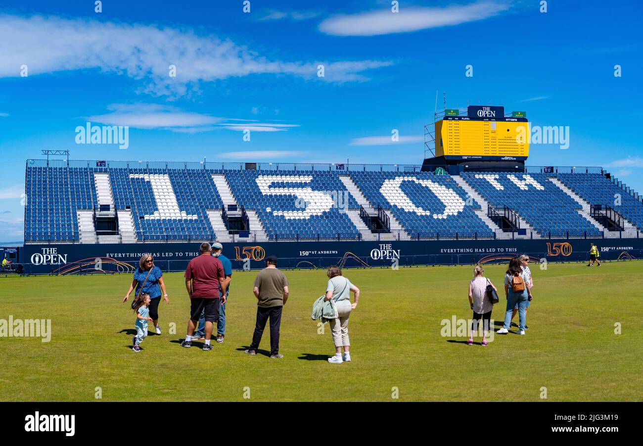 St Andrews, Scozia, Regno Unito. 7 luglio 2022. L'Old Course a St Andrews è un alveare di attività con una settimana per andare fino al primo round del campionato Open 150th. I membri del pubblico sono autorizzati a camminare sui fairway perché il campo Vecchio è un parco pubblico. I turisti hanno ottenuto il massimo da questo accesso per posare per fotografie oltre a famose caratteristiche come il ponte di Burn di Swilken sulla 18th buche. Iain Masterton/Alamy Live News Foto Stock