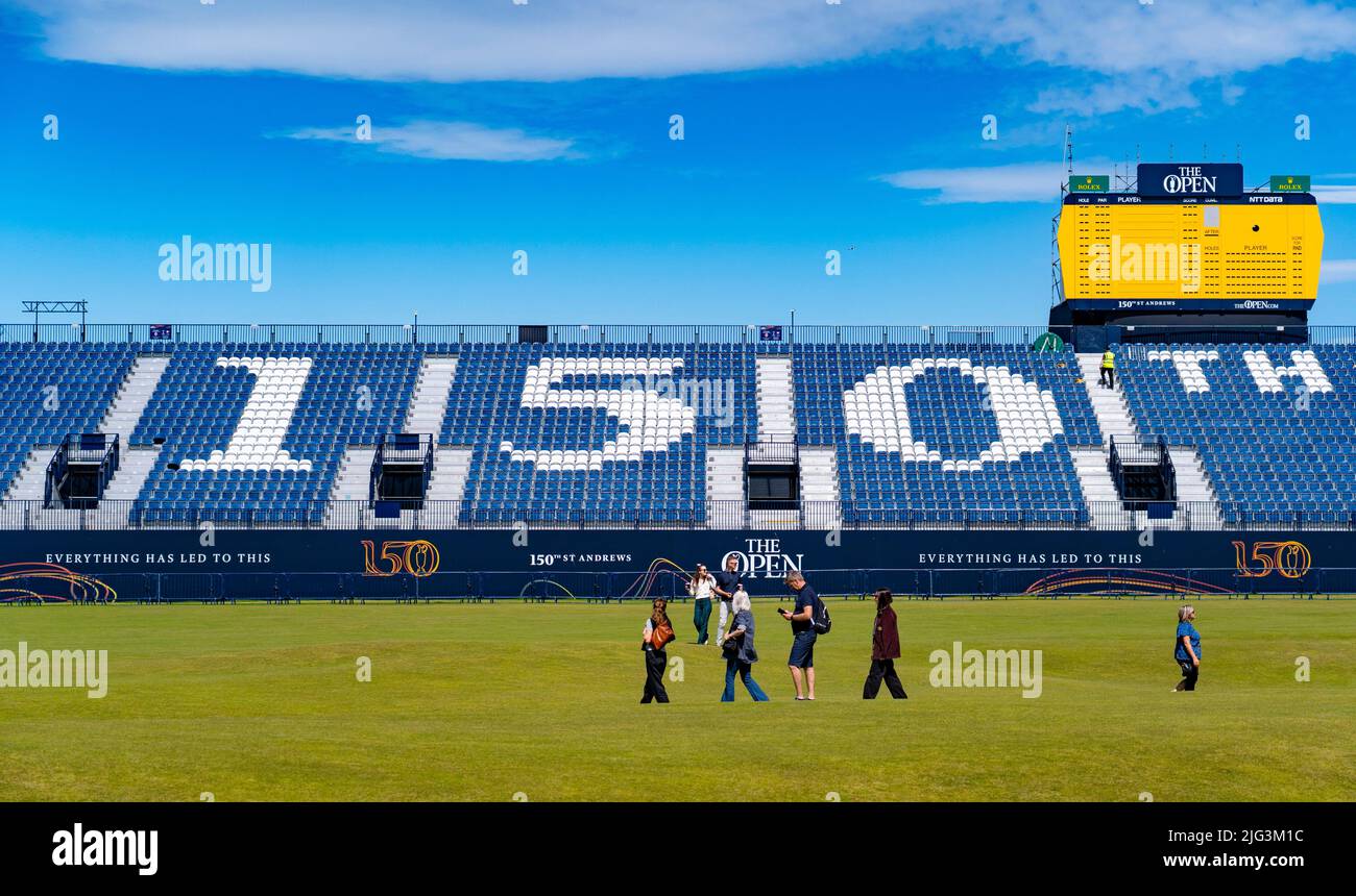 St Andrews, Scozia, Regno Unito. 7 luglio 2022. L'Old Course a St Andrews è un alveare di attività con una settimana per andare fino al primo round del campionato Open 150th. I membri del pubblico sono autorizzati a camminare sui fairway perché il campo Vecchio è un parco pubblico. I turisti hanno ottenuto il massimo da questo accesso per posare per fotografie oltre a famose caratteristiche come il ponte di Burn di Swilken sulla 18th buche. Iain Masterton/Alamy Live News Foto Stock
