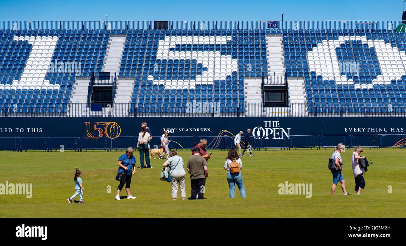 St Andrews, Scozia, Regno Unito. 7 luglio 2022. L'Old Course a St Andrews è un alveare di attività con una settimana per andare fino al primo round del campionato Open 150th. I membri del pubblico sono autorizzati a camminare sui fairway perché il campo Vecchio è un parco pubblico. I turisti hanno ottenuto il massimo da questo accesso per posare per fotografie oltre a famose caratteristiche come il ponte di Burn di Swilken sulla 18th buche. Iain Masterton/Alamy Live News Foto Stock
