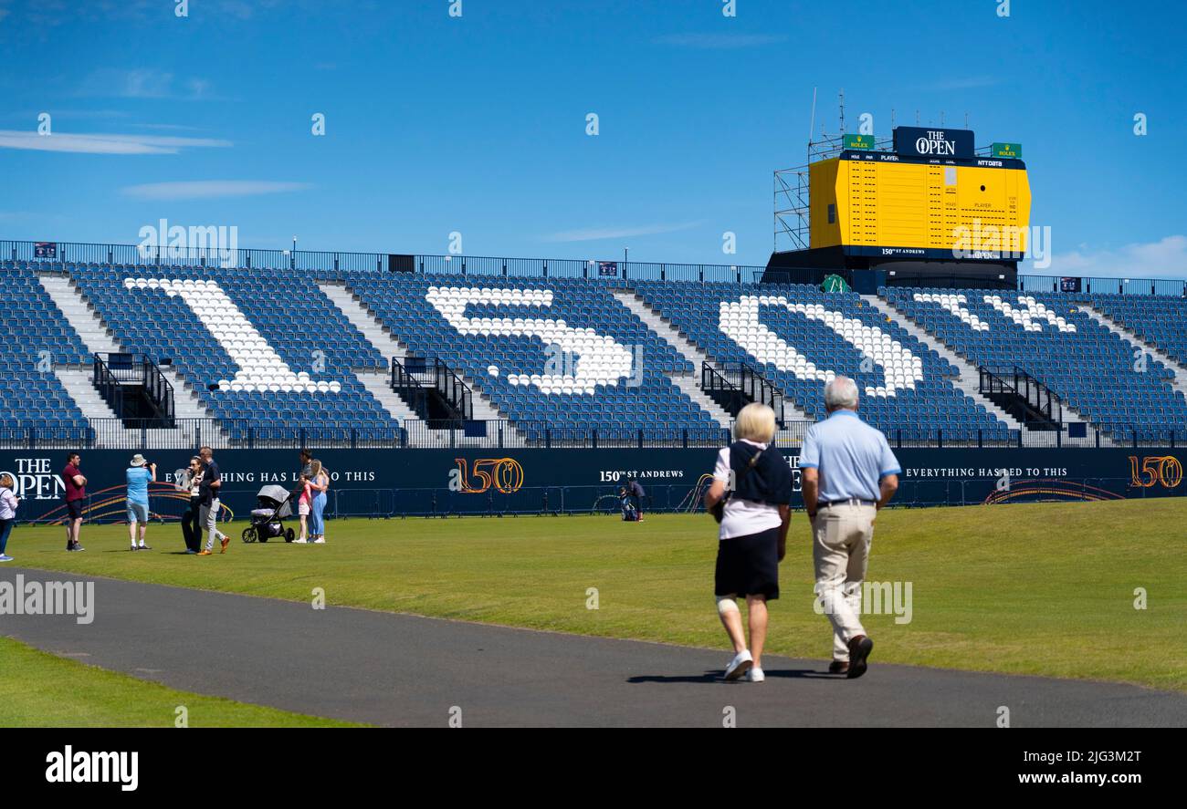 St Andrews, Scozia, Regno Unito. 7 luglio 2022. L'Old Course a St Andrews è un alveare di attività con una settimana per andare fino al primo round del campionato Open 150th. I membri del pubblico sono autorizzati a camminare sui fairway perché il campo Vecchio è un parco pubblico. I turisti hanno ottenuto il massimo da questo accesso per posare per fotografie oltre a famose caratteristiche come il ponte di Burn di Swilken sulla 18th buche. Iain Masterton/Alamy Live News Foto Stock