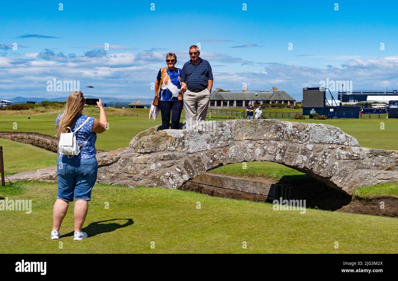 St Andrews, Scozia, Regno Unito. 7 luglio 2022. L'Old Course a St Andrews è un alveare di attività con una settimana per andare fino al primo round del campionato Open 150th. I membri del pubblico sono autorizzati a camminare sui fairway perché il campo Vecchio è un parco pubblico. I turisti hanno ottenuto il massimo da questo accesso per posare per fotografie oltre a famose caratteristiche come il ponte di Burn di Swilken sulla 18th buche. Iain Masterton/Alamy Live News Foto Stock