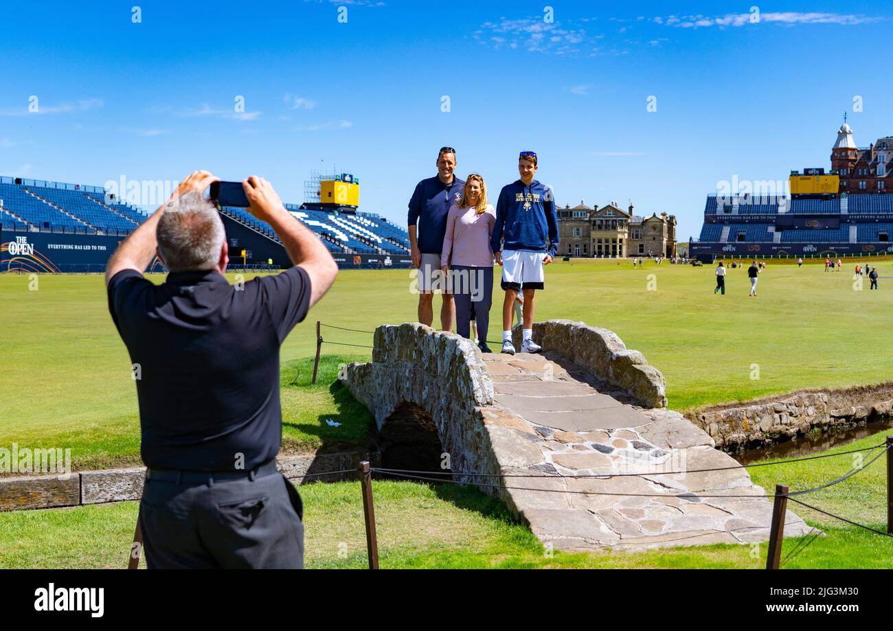 St Andrews, Scozia, Regno Unito. 7 luglio 2022. L'Old Course a St Andrews è un alveare di attività con una settimana per andare fino al primo round del campionato Open 150th. I membri del pubblico sono autorizzati a camminare sui fairway perché il campo Vecchio è un parco pubblico. I turisti hanno ottenuto il massimo da questo accesso per posare per fotografie oltre a famose caratteristiche come il ponte di Burn di Swilken sulla 18th buche. Iain Masterton/Alamy Live News Foto Stock