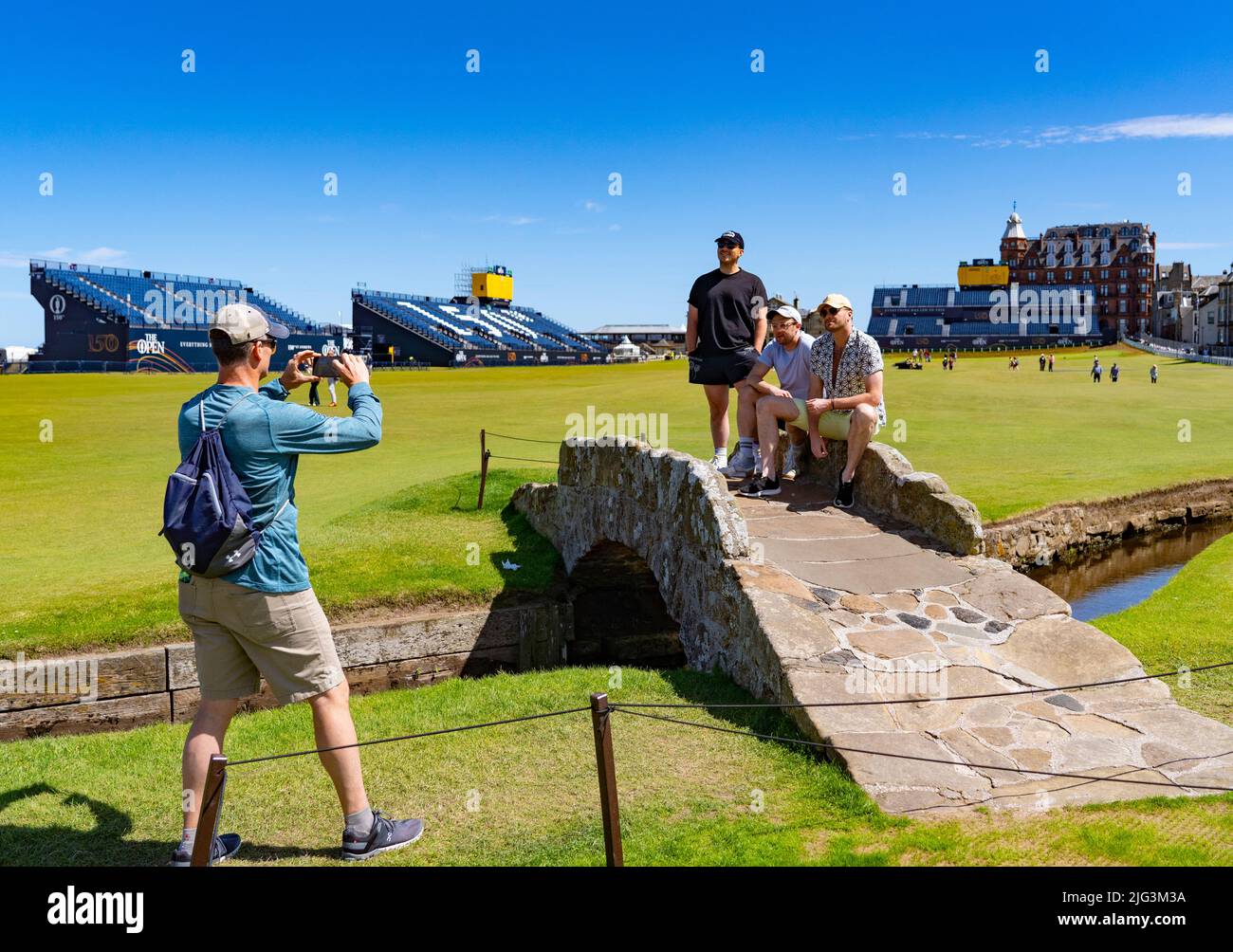 St Andrews, Scozia, Regno Unito. 7 luglio 2022. L'Old Course a St Andrews è un alveare di attività con una settimana per andare fino al primo round del campionato Open 150th. I membri del pubblico sono autorizzati a camminare sui fairway perché il campo Vecchio è un parco pubblico. I turisti hanno ottenuto il massimo da questo accesso per posare per fotografie oltre a famose caratteristiche come il ponte di Burn di Swilken sulla 18th buche. Iain Masterton/Alamy Live News Foto Stock