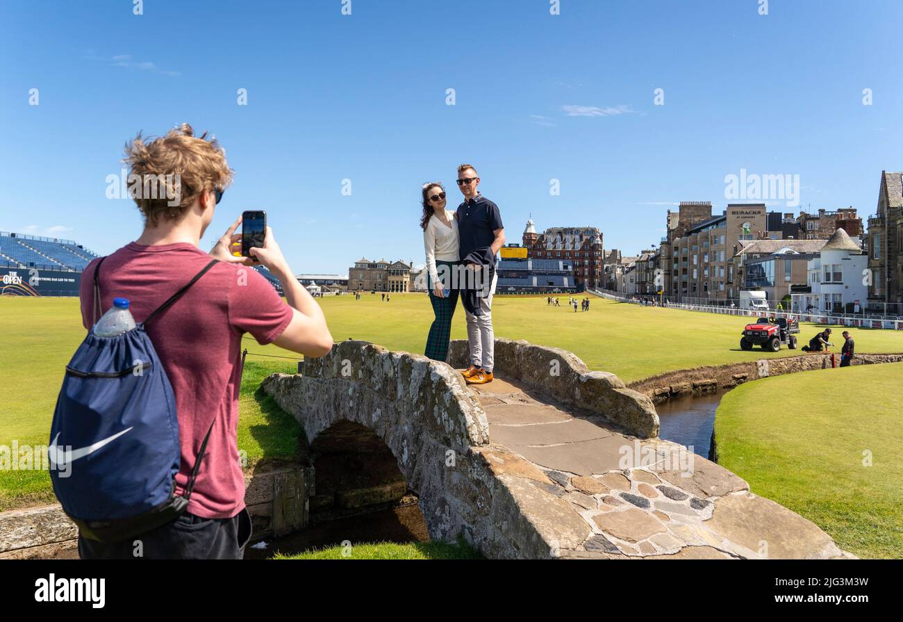St Andrews, Scozia, Regno Unito. 7 luglio 2022. L'Old Course a St Andrews è un alveare di attività con una settimana per andare fino al primo round del campionato Open 150th. I membri del pubblico sono autorizzati a camminare sui fairway perché il campo Vecchio è un parco pubblico. I turisti hanno ottenuto il massimo da questo accesso per posare per fotografie oltre a famose caratteristiche come il ponte di Burn di Swilken sulla 18th buche. Iain Masterton/Alamy Live News Foto Stock
