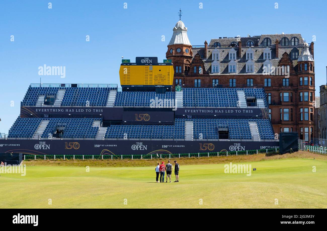 St Andrews, Scozia, Regno Unito. 7 luglio 2022. L'Old Course a St Andrews è un alveare di attività con una settimana per andare fino al primo round del campionato Open 150th. I membri del pubblico sono autorizzati a camminare sui fairway perché il campo Vecchio è un parco pubblico. I turisti hanno ottenuto il massimo da questo accesso per posare per fotografie oltre a famose caratteristiche come il ponte di Burn di Swilken sulla 18th buche. Iain Masterton/Alamy Live News Foto Stock