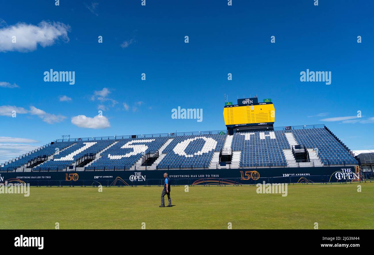 St Andrews, Scozia, Regno Unito. 7 luglio 2022. L'Old Course a St Andrews è un alveare di attività con una settimana per andare fino al primo round del campionato Open 150th. I membri del pubblico sono autorizzati a camminare sui fairway perché il campo Vecchio è un parco pubblico. I turisti hanno ottenuto il massimo da questo accesso per posare per fotografie oltre a famose caratteristiche come il ponte di Burn di Swilken sulla 18th buche. Iain Masterton/Alamy Live News Foto Stock
