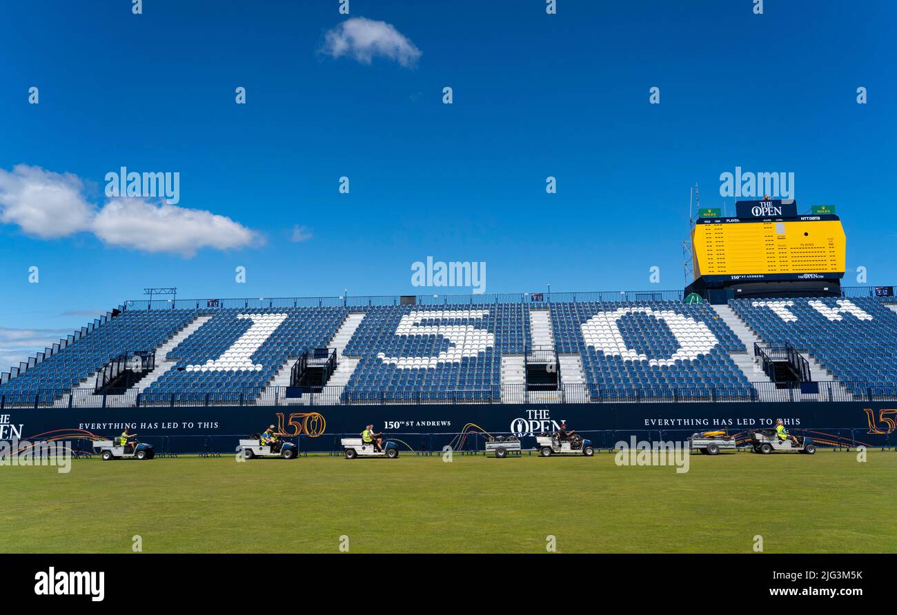 St Andrews, Scozia, Regno Unito. 7 luglio 2022. L'Old Course a St Andrews è un alveare di attività con una settimana per andare fino al primo round del campionato Open 150th. I membri del pubblico sono autorizzati a camminare sui fairway perché il campo Vecchio è un parco pubblico. I turisti hanno ottenuto il massimo da questo accesso per posare per fotografie oltre a famose caratteristiche come il ponte di Burn di Swilken sulla 18th buche. Iain Masterton/Alamy Live News Foto Stock