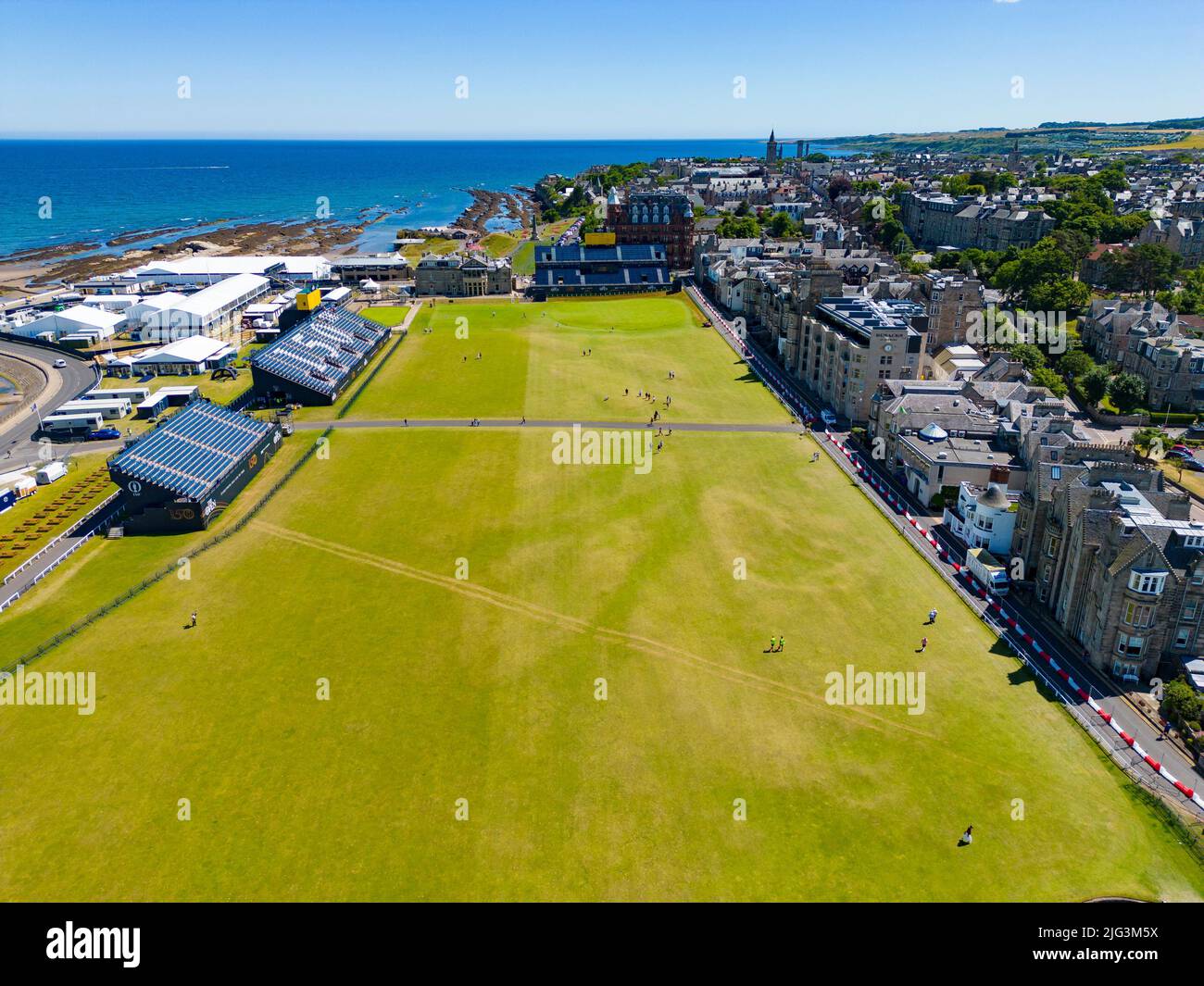 St Andrews, Scozia, Regno Unito. 7 luglio 2022. L'Old Course a St Andrews è un alveare di attività con una settimana per andare fino al primo round del campionato Open 150th. I membri del pubblico sono autorizzati a camminare sui fairway perché il campo Vecchio è un parco pubblico. I turisti hanno ottenuto il massimo da questo accesso per posare per fotografie oltre a famose caratteristiche come il ponte di Burn di Swilken sulla 18th buche. Iain Masterton/Alamy Live News Foto Stock