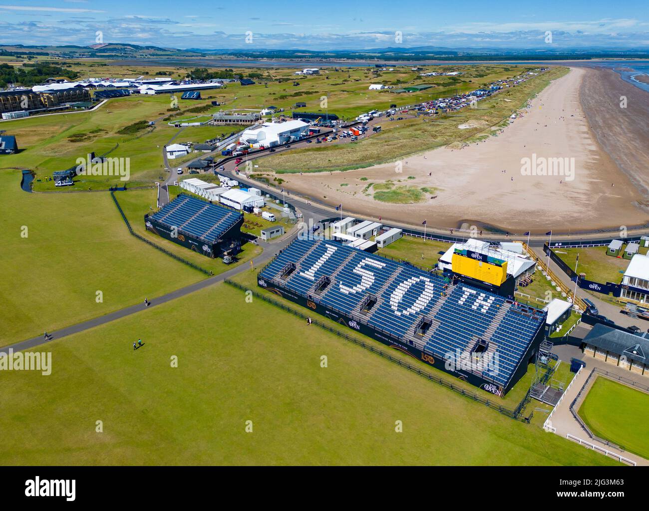 St Andrews, Scozia, Regno Unito. 7 luglio 2022. L'Old Course a St Andrews è un alveare di attività con una settimana per andare fino al primo round del campionato Open 150th. I membri del pubblico sono autorizzati a camminare sui fairway perché il campo Vecchio è un parco pubblico. I turisti hanno ottenuto il massimo da questo accesso per posare per fotografie oltre a famose caratteristiche come il ponte di Burn di Swilken sulla 18th buche. Iain Masterton/Alamy Live News Foto Stock