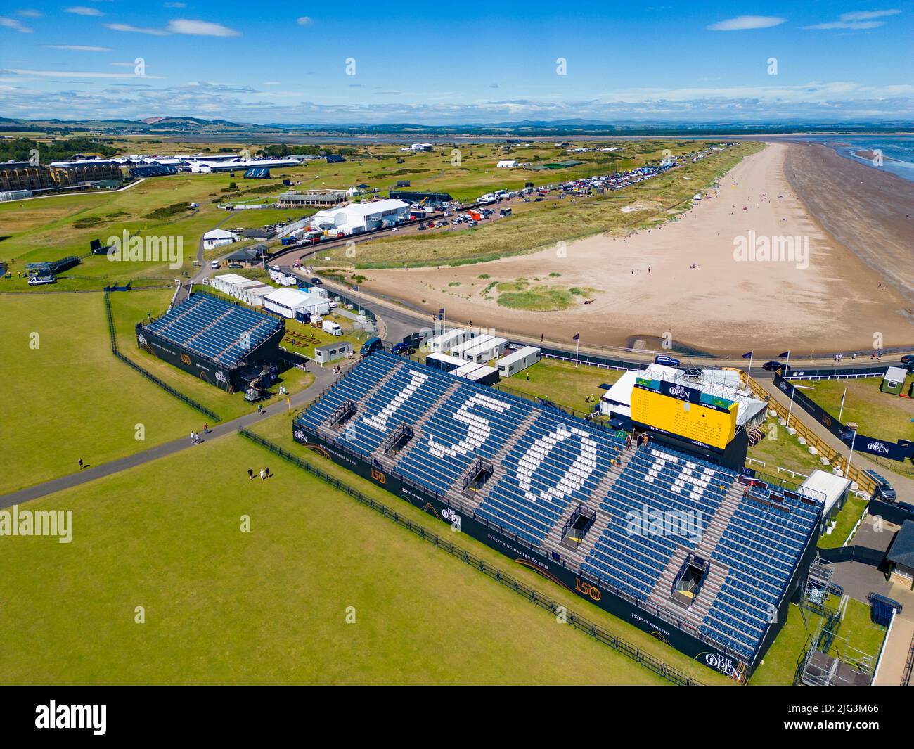 St Andrews, Scozia, Regno Unito. 7 luglio 2022. L'Old Course a St Andrews è un alveare di attività con una settimana per andare fino al primo round del campionato Open 150th. I membri del pubblico sono autorizzati a camminare sui fairway perché il campo Vecchio è un parco pubblico. I turisti hanno ottenuto il massimo da questo accesso per posare per fotografie oltre a famose caratteristiche come il ponte di Burn di Swilken sulla 18th buche. Iain Masterton/Alamy Live News Foto Stock