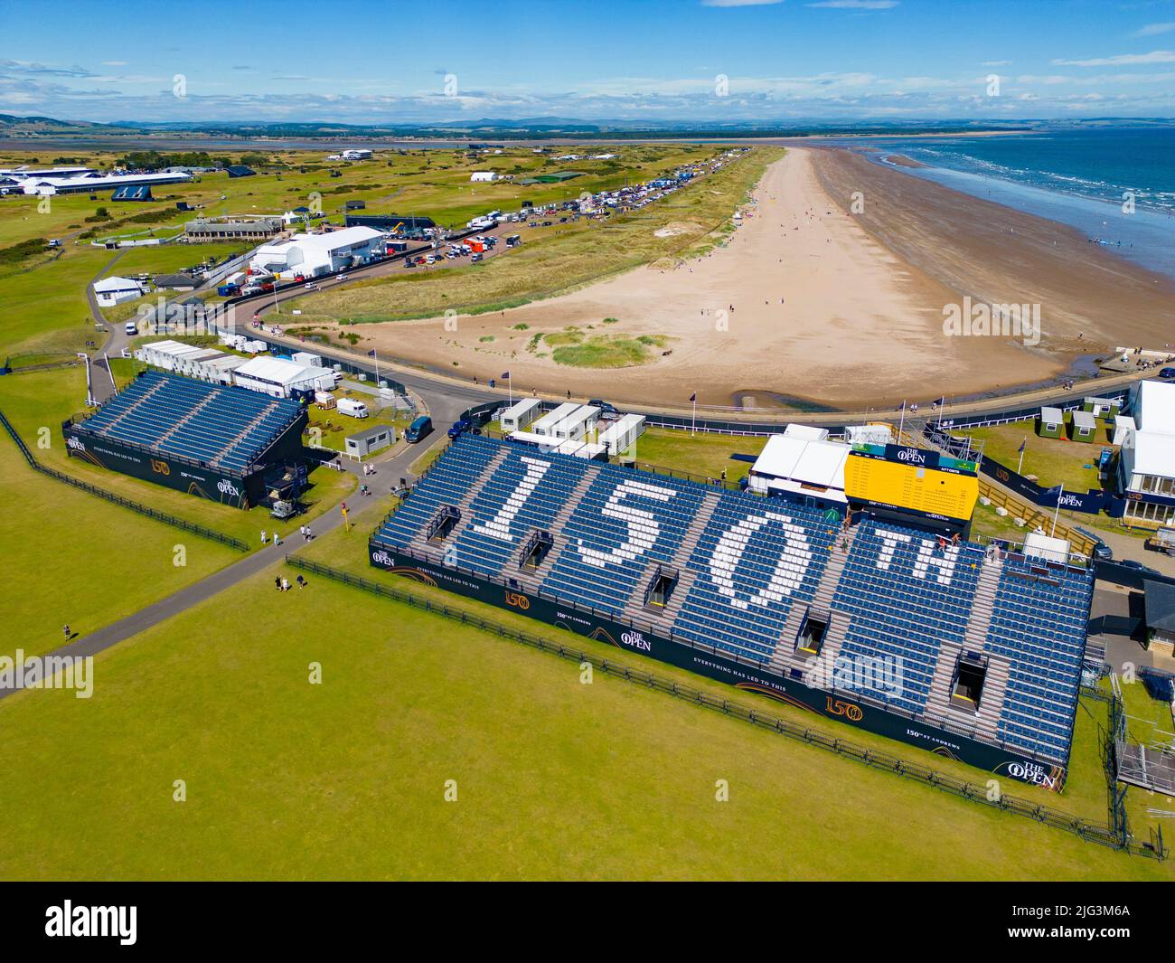 St Andrews, Scozia, Regno Unito. 7 luglio 2022. L'Old Course a St Andrews è un alveare di attività con una settimana per andare fino al primo round del campionato Open 150th. I membri del pubblico sono autorizzati a camminare sui fairway perché il campo Vecchio è un parco pubblico. I turisti hanno ottenuto il massimo da questo accesso per posare per fotografie oltre a famose caratteristiche come il ponte di Burn di Swilken sulla 18th buche. Iain Masterton/Alamy Live News Foto Stock