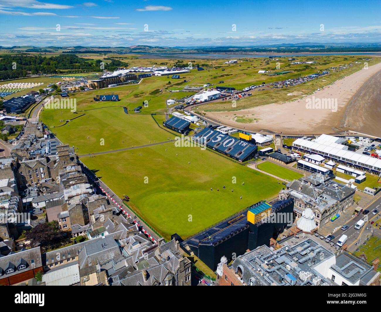 St Andrews, Scozia, Regno Unito. 7 luglio 2022. L'Old Course a St Andrews è un alveare di attività con una settimana per andare fino al primo round del campionato Open 150th. I membri del pubblico sono autorizzati a camminare sui fairway perché il campo Vecchio è un parco pubblico. I turisti hanno ottenuto il massimo da questo accesso per posare per fotografie oltre a famose caratteristiche come il ponte di Burn di Swilken sulla 18th buche. Iain Masterton/Alamy Live News Foto Stock