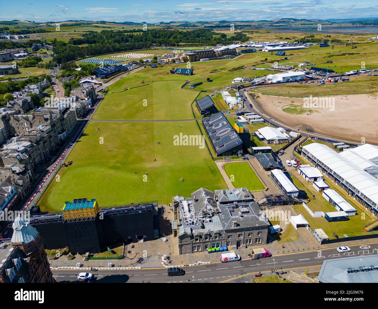 St Andrews, Scozia, Regno Unito. 7 luglio 2022. L'Old Course a St Andrews è un alveare di attività con una settimana per andare fino al primo round del campionato Open 150th. I membri del pubblico sono autorizzati a camminare sui fairway perché il campo Vecchio è un parco pubblico. I turisti hanno ottenuto il massimo da questo accesso per posare per fotografie oltre a famose caratteristiche come il ponte di Burn di Swilken sulla 18th buche. Iain Masterton/Alamy Live News Foto Stock
