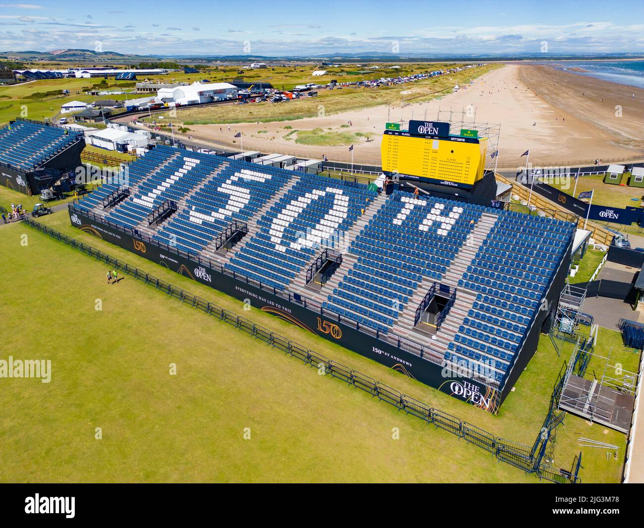 St Andrews, Scozia, Regno Unito. 7 luglio 2022. L'Old Course a St Andrews è un alveare di attività con una settimana per andare fino al primo round del campionato Open 150th. I membri del pubblico sono autorizzati a camminare sui fairway perché il campo Vecchio è un parco pubblico. I turisti hanno ottenuto il massimo da questo accesso per posare per fotografie oltre a famose caratteristiche come il ponte di Burn di Swilken sulla 18th buche. Iain Masterton/Alamy Live News Foto Stock