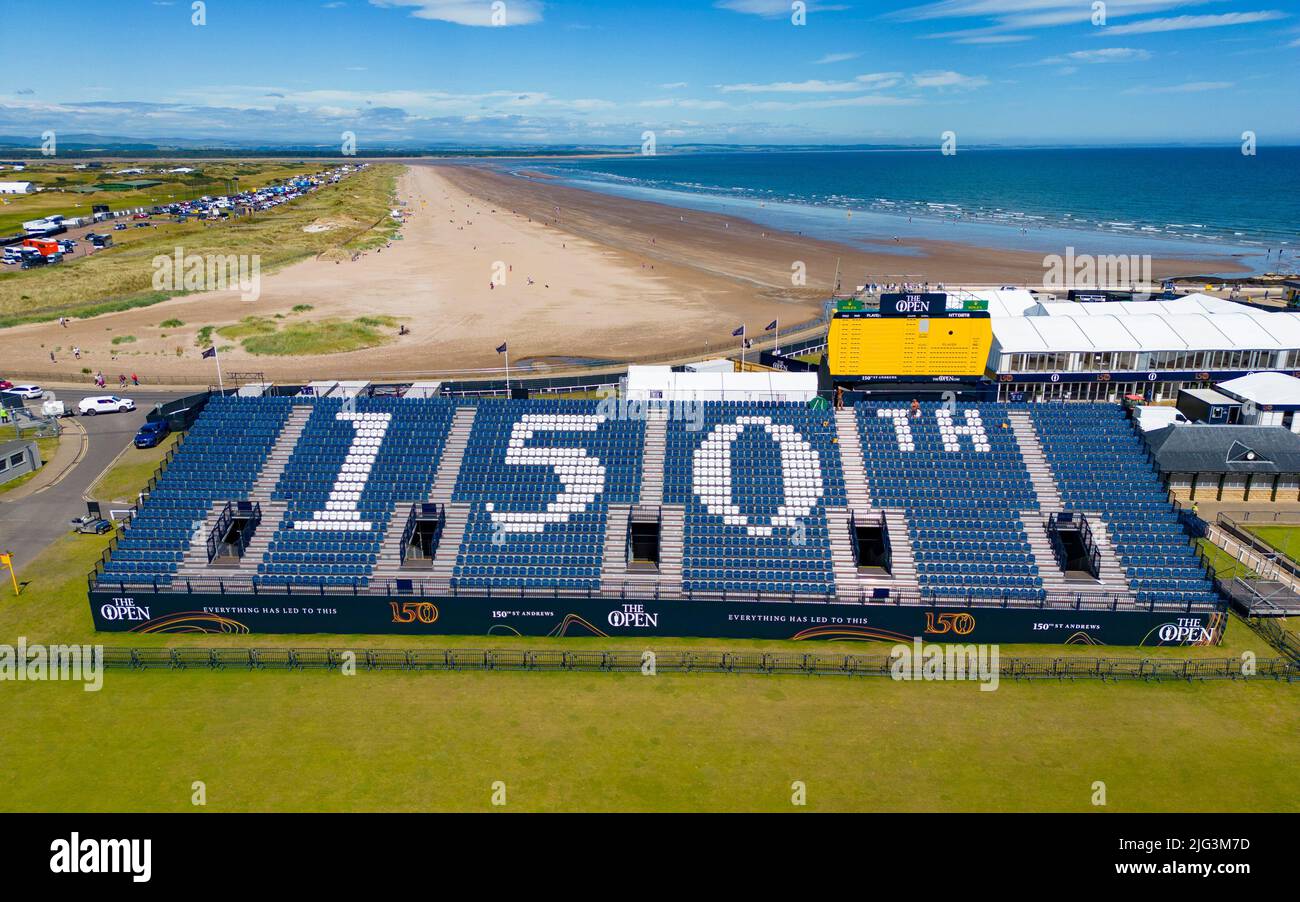 St Andrews, Scozia, Regno Unito. 7 luglio 2022. L'Old Course a St Andrews è un alveare di attività con una settimana per andare fino al primo round del campionato Open 150th. I membri del pubblico sono autorizzati a camminare sui fairway perché il campo Vecchio è un parco pubblico. I turisti hanno ottenuto il massimo da questo accesso per posare per fotografie oltre a famose caratteristiche come il ponte di Burn di Swilken sulla 18th buche. Iain Masterton/Alamy Live News Foto Stock