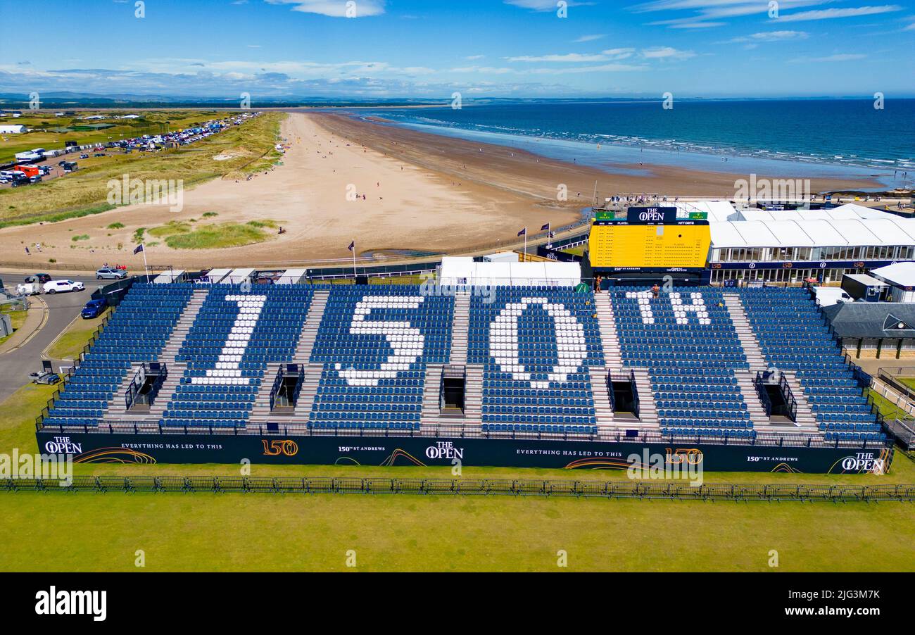 St Andrews, Scozia, Regno Unito. 7 luglio 2022. L'Old Course a St Andrews è un alveare di attività con una settimana per andare fino al primo round del campionato Open 150th. I membri del pubblico sono autorizzati a camminare sui fairway perché il campo Vecchio è un parco pubblico. I turisti hanno ottenuto il massimo da questo accesso per posare per fotografie oltre a famose caratteristiche come il ponte di Burn di Swilken sulla 18th buche. Iain Masterton/Alamy Live News Foto Stock