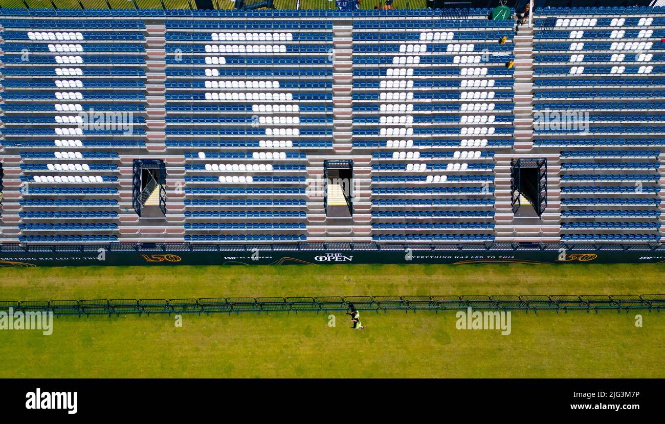 St Andrews, Scozia, Regno Unito. 7 luglio 2022. L'Old Course a St Andrews è un alveare di attività con una settimana per andare fino al primo round del campionato Open 150th. I membri del pubblico sono autorizzati a camminare sui fairway perché il campo Vecchio è un parco pubblico. I turisti hanno ottenuto il massimo da questo accesso per posare per fotografie oltre a famose caratteristiche come il ponte di Burn di Swilken sulla 18th buche. PIC; guardando in basso sulla tribuna accanto al fairway 1st. Iain Masterton/Alamy Live News Foto Stock