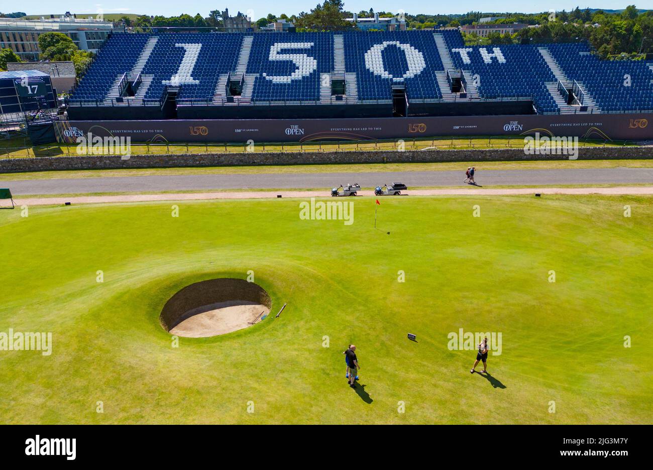 St Andrews, Scozia, Regno Unito. 7 luglio 2022. L'Old Course a St Andrews è un alveare di attività con una settimana per andare fino al primo round del campionato Open 150th. I membri del pubblico sono autorizzati a camminare sui fairway perché il campo Vecchio è un parco pubblico. I turisti hanno ottenuto il massimo da questo accesso per posare per fotografie oltre a famose caratteristiche come il ponte di Burn di Swilken sulla 18th buche. PIC; vista del famoso buco stradale - il 17th buche. Iain Masterton/Alamy Live News Foto Stock