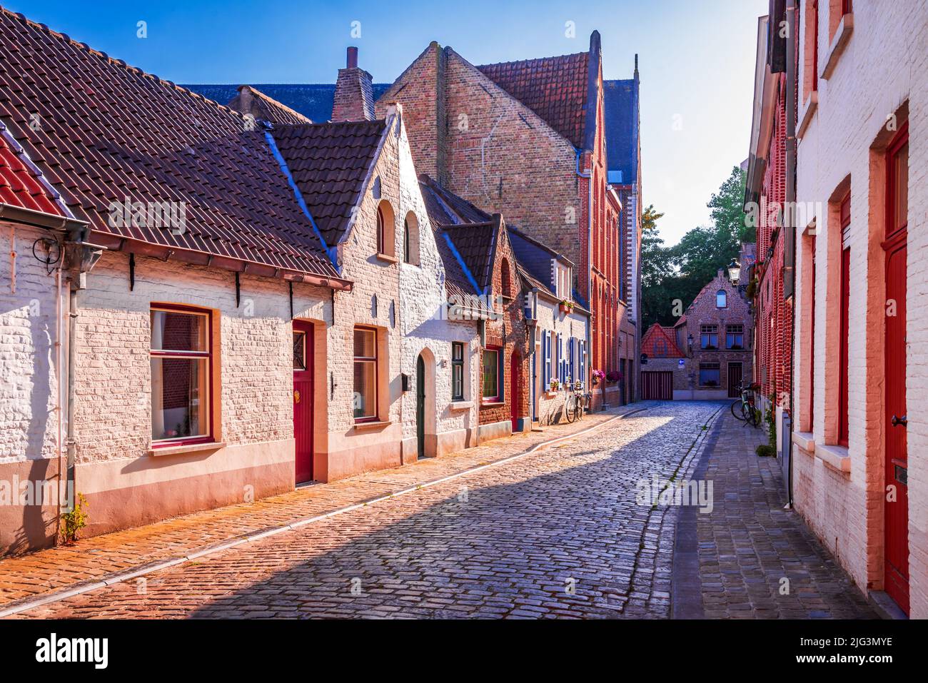 Bruges, Belgio. Strada acciottolata medievale di Brugge, antica città gotica belga delle Fiandre. Foto Stock