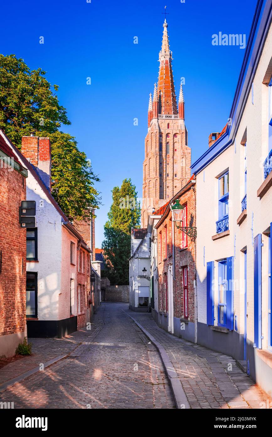 Bruges, Belgio. Chiesa di nostra Signora, la seconda torre in muratura più alta del mondo. Sfondo del viaggio Brugge, Fiandre Occidentali. Foto Stock