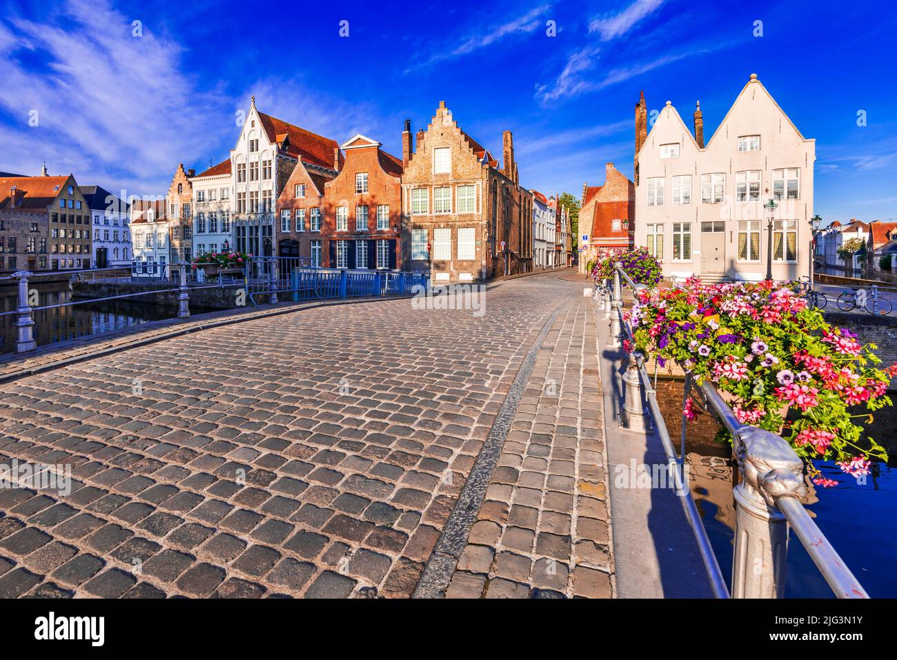 Bruges, Belgio. Paesaggio soleggiato con belle case sul canale Spiegelrei, famoso punto di riferimento delle Fiandre. Foto Stock