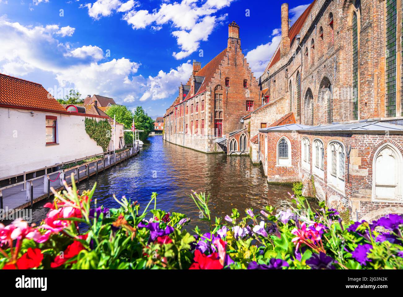 Bruges, Belgio. Facciate laterali in pietra di mattoni del vecchio ospedale Sint Jans, lungo il canale Dijver a Mariabrug. Fiandre Occidentali. Foto Stock