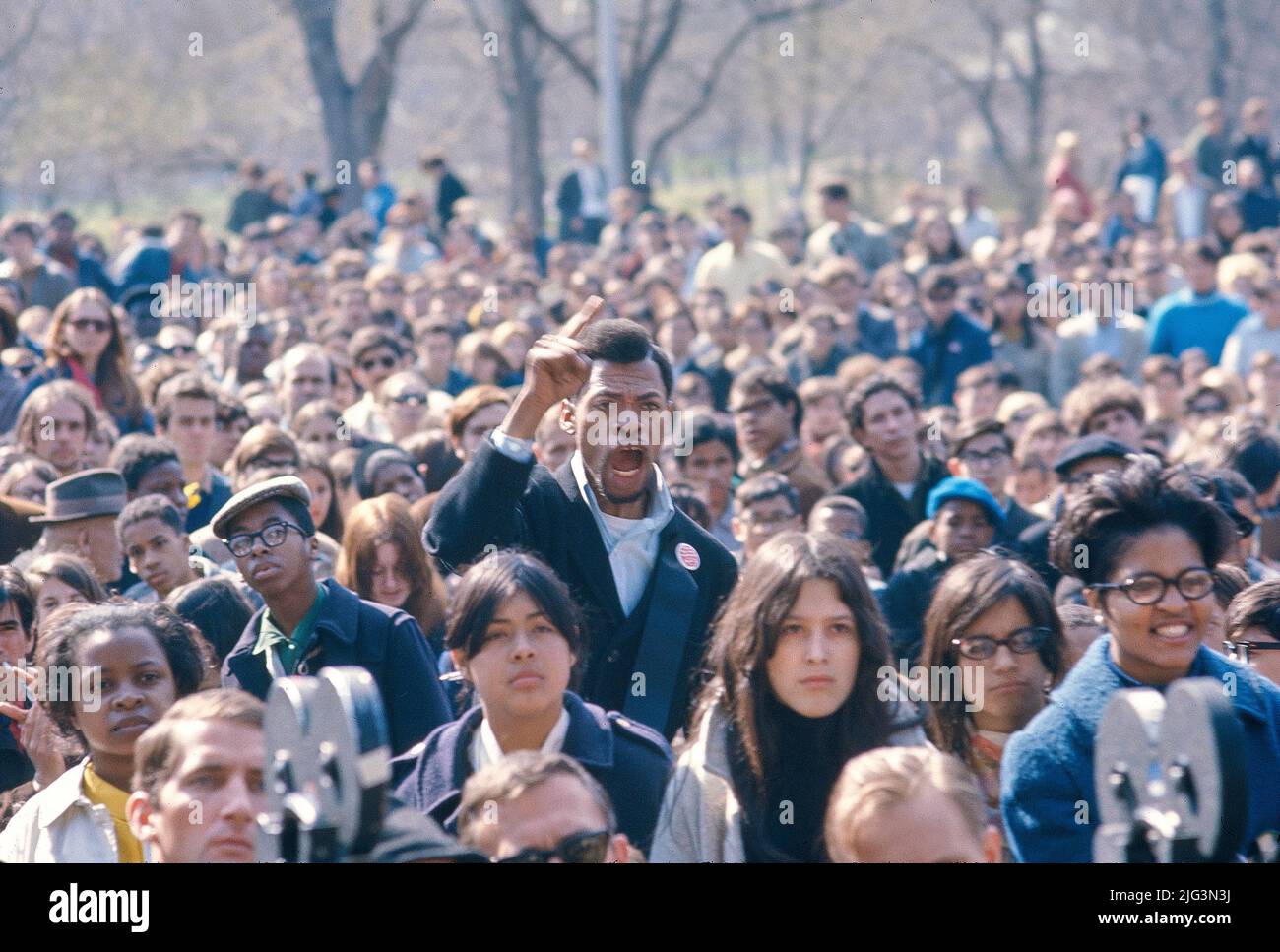 Folla durante la protesta contro l'uccisione del Dr. Martin Luther King, Jr., Central Park, New York City, New York, USA, Bernard Gotfryd, 5 aprile 1968 Foto Stock