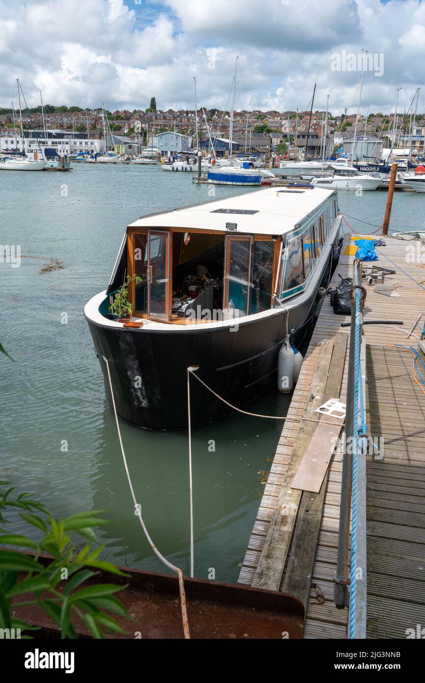 Probabilmente la prima barca a raggio largo costruita sull'isola di Wight ormeggiò nel porto mentre veniva completata dai costruttori Floating Ohm. Foto Stock