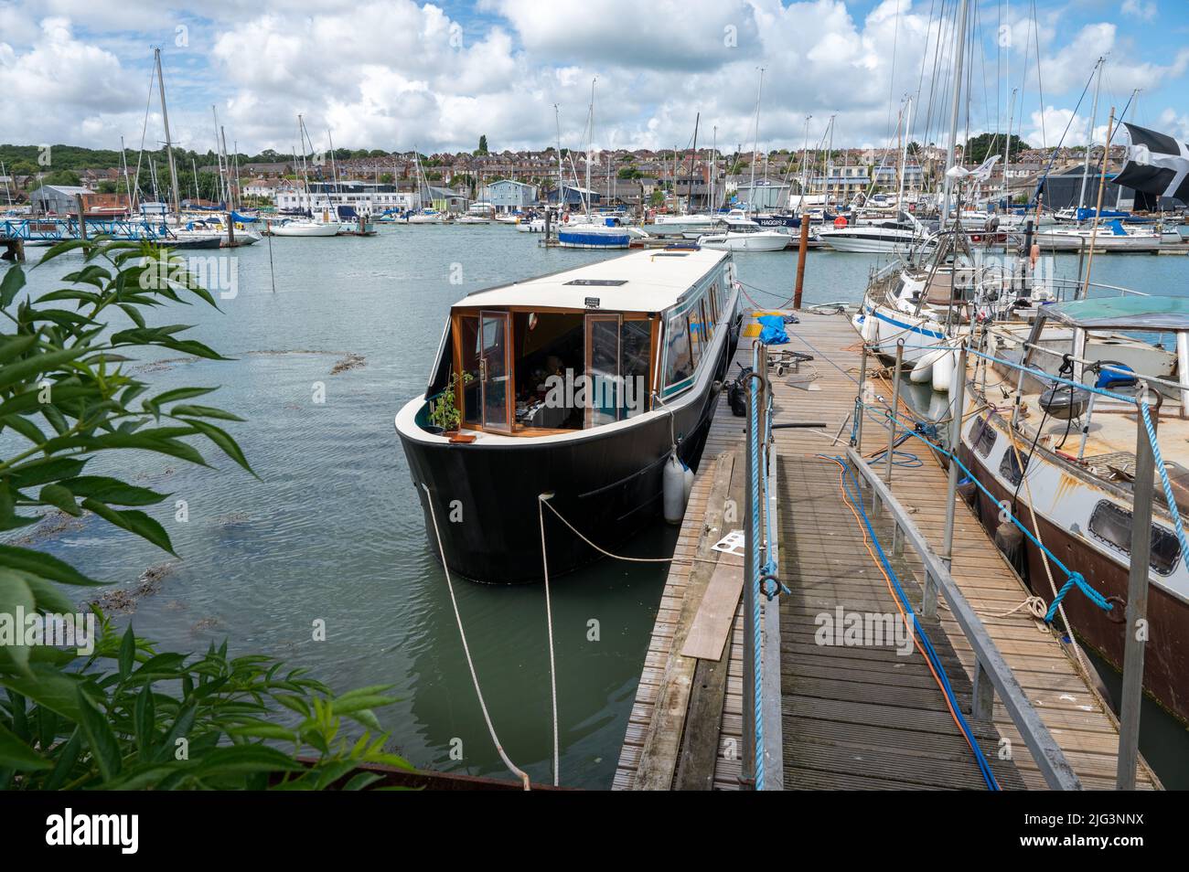 Probabilmente la prima barca a raggio largo costruita sull'isola di Wight ormeggiò nel porto mentre veniva completata dai costruttori Floating Ohm. Foto Stock