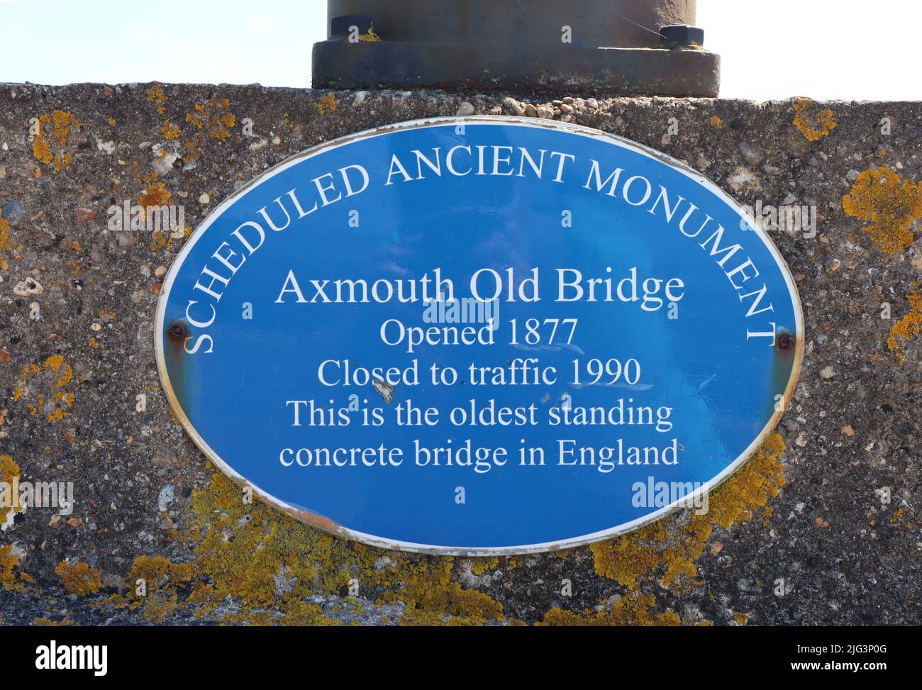 AXMOUTH, DEVON, INGHILTERRA - LUGLIO 12th 2020: La targa sul vecchio ponte sul fiume Ax a Axmouth Foto Stock