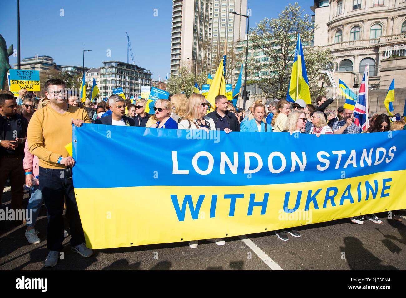 Sadiq Khan è visto come i partecipanti si riuniscono durante la marcia “London Stands with Ukraine” per dimostrare solidarietà con l’Ucraina nel centro di Londra. Foto Stock