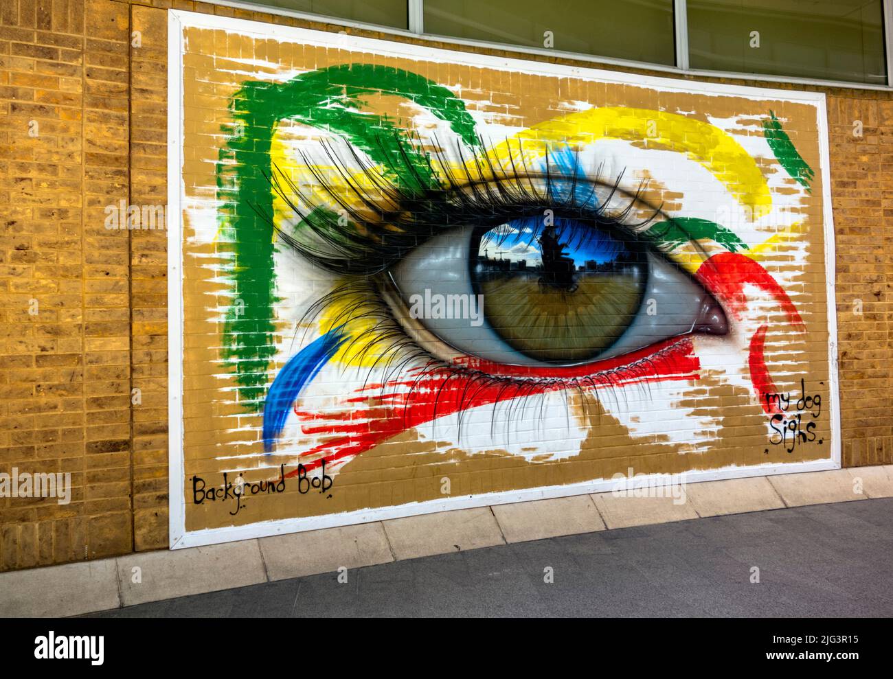 Murale di strada creativo con iris of an eye di background Bob e My Dog Sosphs, Southampton Westquay UK Foto Stock