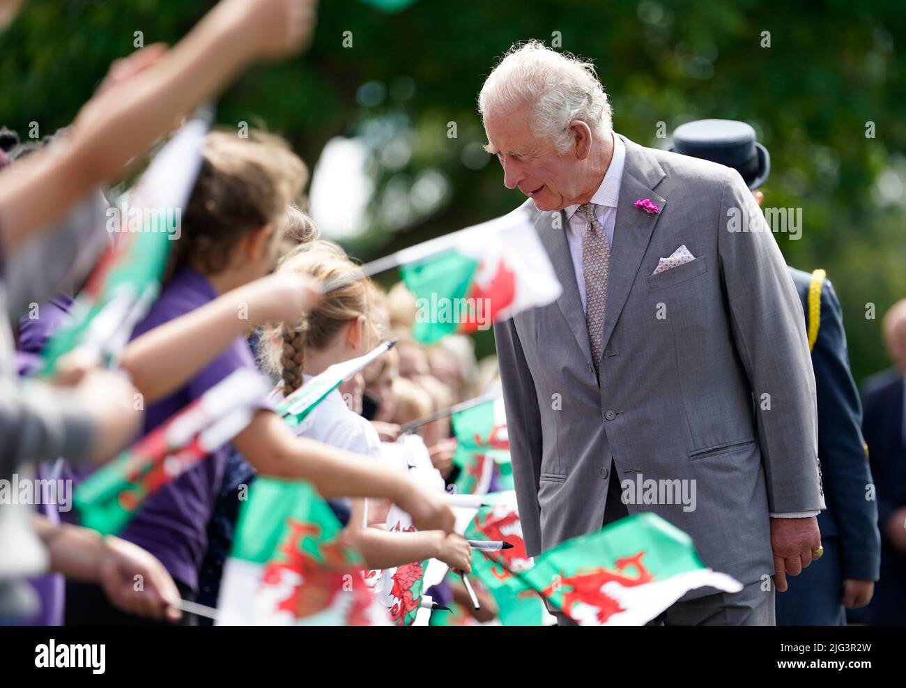 Il Principe di Galles, Patrono della Trinity Saint David dell'Università del Galles, incontra i bambini delle scuole locali durante una visita al Trinity Saint David Campus per celebrare il 200th anniversario dell'Università. Data foto: Giovedì 7 luglio 2022. Foto Stock