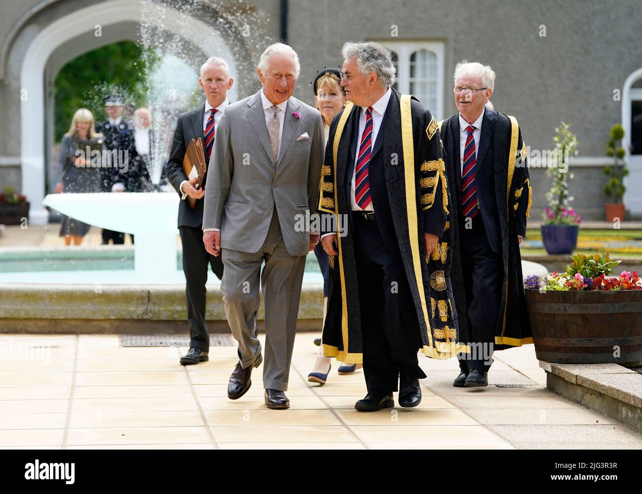 Il Principe di Galles, Patrono della Trinity Saint David dell'Università del Galles, chiacchierò con il Vice-Cancelliere Professor Medwin Hughes, durante una visita al Trinity Saint David Campus per celebrare il 200th anniversario dell'Università. Data foto: Giovedì 7 luglio 2022. Foto Stock