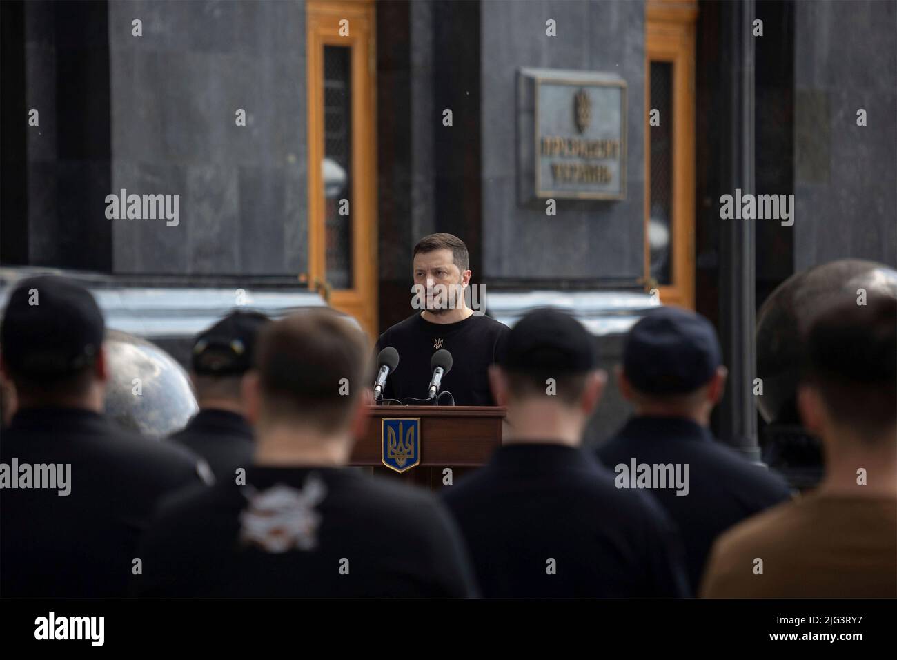 Kiev, Ucraina. 04 luglio 2022. Il presidente ucraino Volodymyr Zelenskyy, sta per un momento di silenzio durante un evento che celebra il 7th anniversario della polizia nazionale, il 4 luglio 2022 a Kiev, Ucraina. Credit: Ukraine Presidency/Ukrainian Presidential Press Office/Alamy Live News Foto Stock