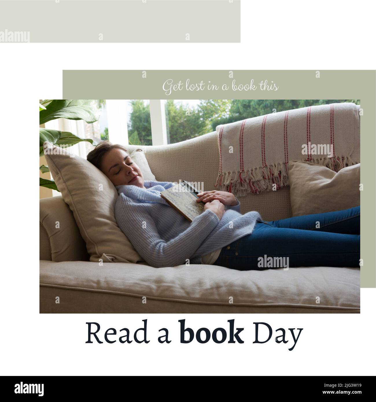 Immagine di leggere un libro giorno e donna caucasica che dorme con libro sul divano Foto Stock