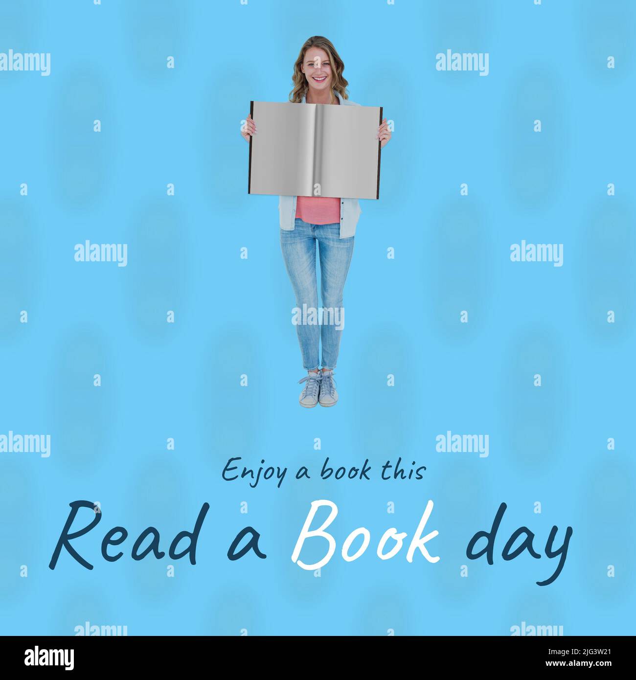 Immagine di leggere un giorno di libro su sfondo blu con felice donna caucasica che tiene libro aperto Foto Stock