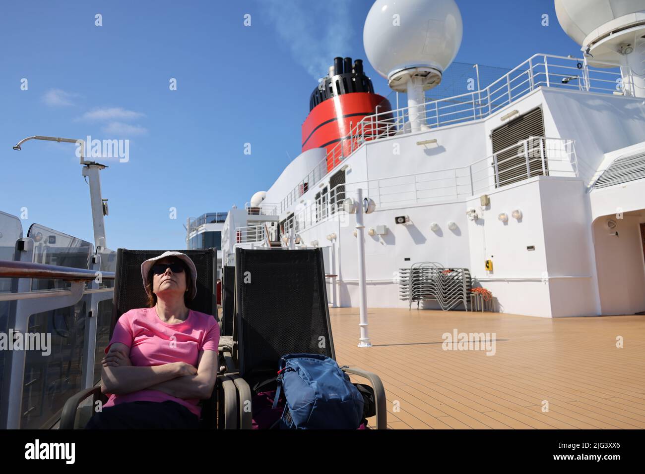 donna che si rilassa sul ponte di una nave da crociera Foto Stock