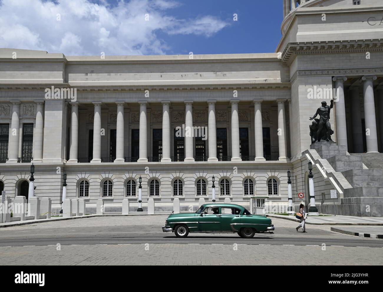 Auto d'epoca di fronte a El Capitolio, l'emblematico edificio del Campidoglio Nazionale nel centro storico di l'Avana, Cuba. Foto Stock