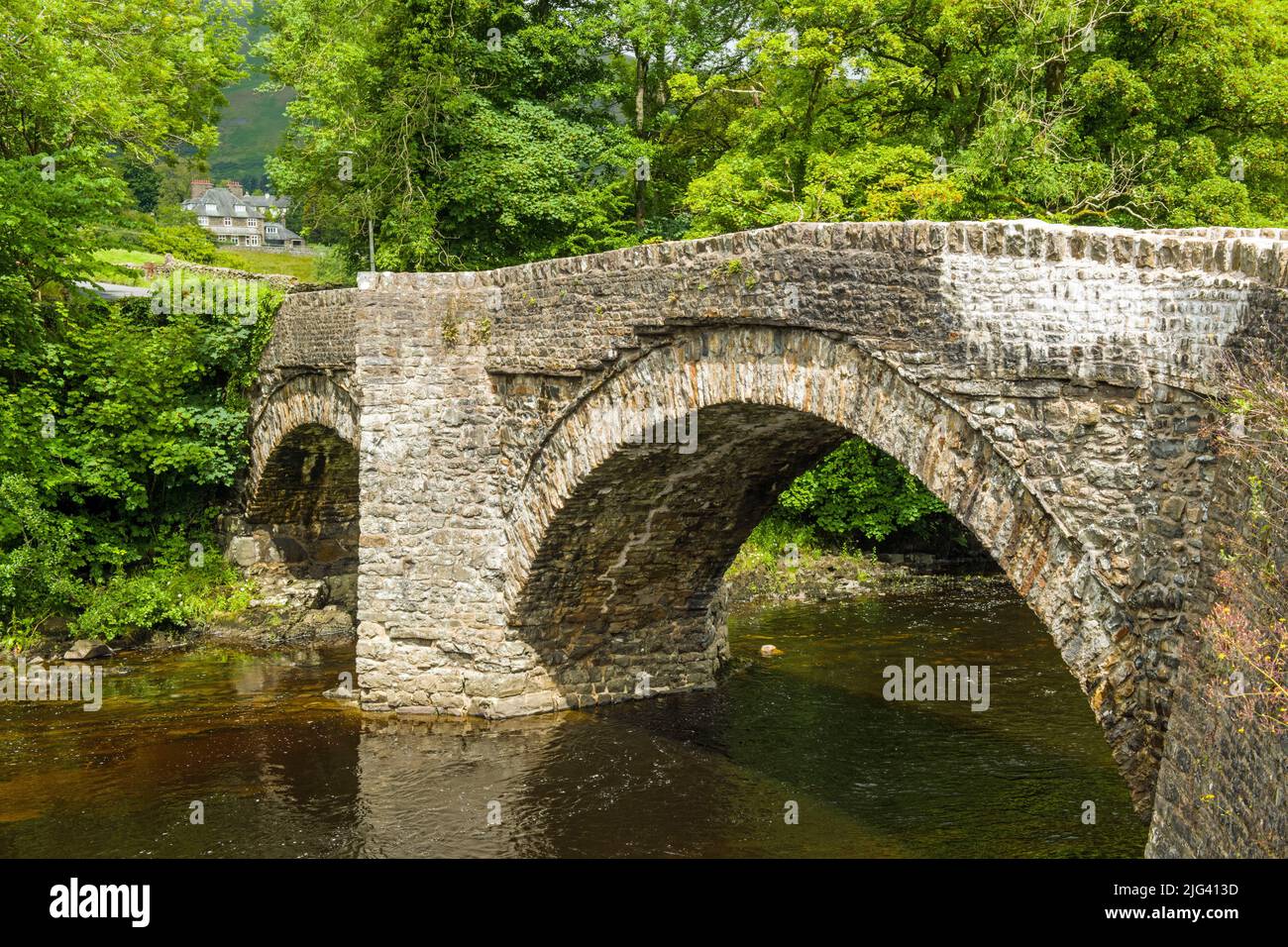 Ponte di pietra sul fiume Rawhey che parte (o entra) Sedbergh da Dentdale - all'inizio di luglio Foto Stock