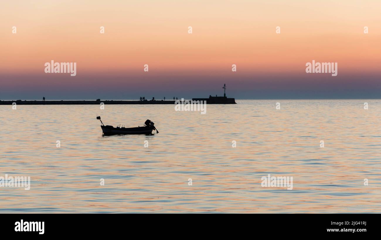 Silhoutte di un molo nel porto di Umago Foto Stock