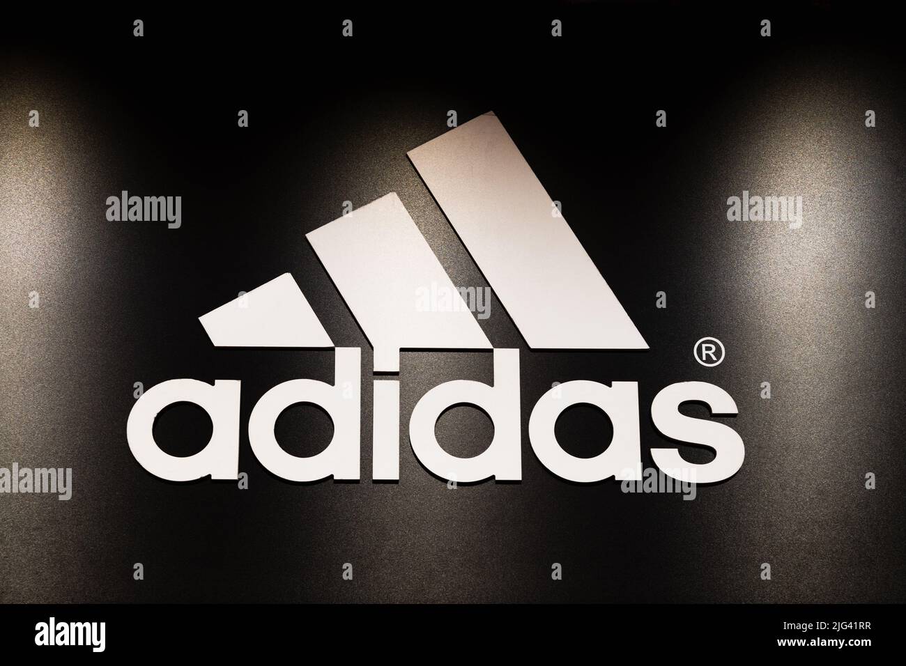 Logo Adidas apposto sulla parete del negozio. Kaunas, Lituania, 22 giugno 2022 Foto Stock